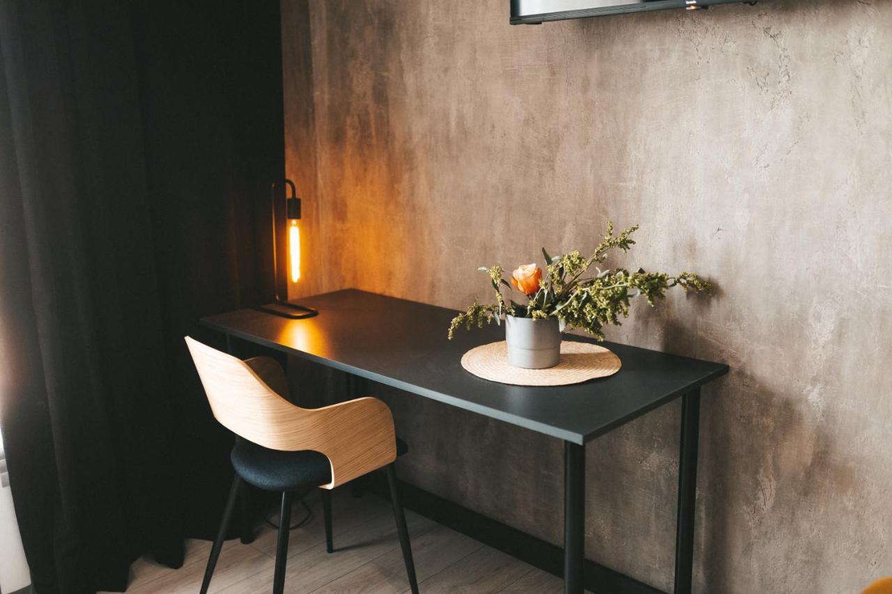 Graphite: Cozy With Separate Bedroom And Kitchen-living Apartment *