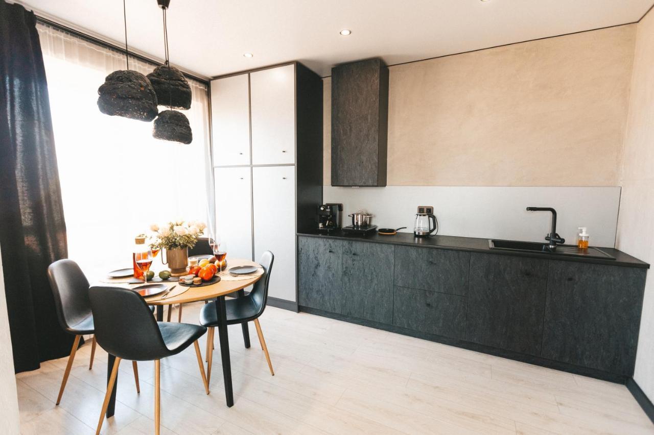 Apartment Graphite: Cozy With Separate Bedroom And Kitchen-living *