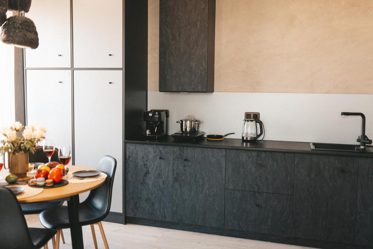 Graphite: Cozy With Separate Bedroom And Kitchen-living Apartment